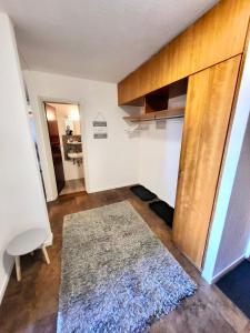 Habitación con armario y alfombra. en nJoy! Comfort & Spacious - Balkon - gratis WLAN - perfekt für Work & Travel, en Bietigheim-Bissingen