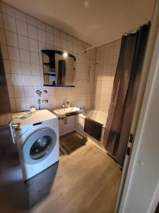y baño con lavadora y lavamanos. en nJoy! Comfort & Spacious - Balkon - gratis WLAN - perfekt für Work & Travel, en Bietigheim-Bissingen
