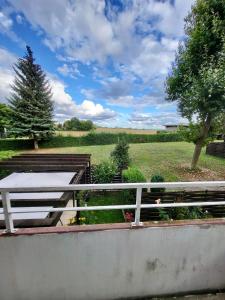 une clôture blanche avec un champ en arrière-plan dans l'établissement nJoy! Comfort & Spacious - Balkon - gratis WLAN - perfekt für Work & Travel, à Bietigheim-Bissingen