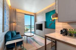 Virtuve vai virtuves zona naktsmītnē Hyatt Centric Jumeirah Dubai - Executive Room - UAE