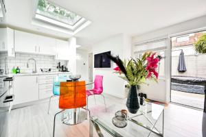 Köök või kööginurk majutusasutuses GuestReady - Comfortable stay in Chiswick Hot Tub