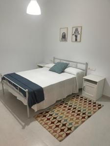 - une chambre avec un lit et un tapis dans l'établissement Apartamento Plaza de la Anunciación, à Bélmez