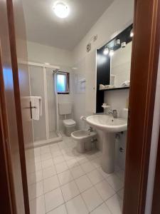 ブレンゾーネにあるGiuly Beth's Houseの洗面台とトイレを備えた白いバスルーム