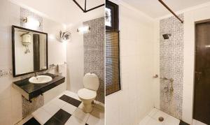 ein Badezimmer mit einem WC, einem Waschbecken und einem Spiegel in der Unterkunft FabExpress Pulse Impulse in Neu-Delhi