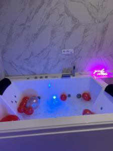 a bathtub with balls in it with lights in it at Au cœur du nouveau cergy Aren park in Cergy