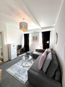 sala de estar con sofá y mesa en City Central Panoramic Apartment, en Londres
