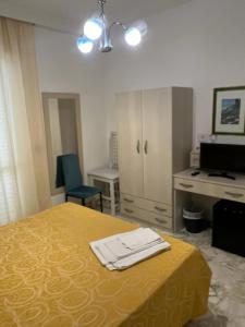 um quarto com uma cama, uma secretária e um computador em Hotel Luna Lido em Torre San Giovanni Ugento