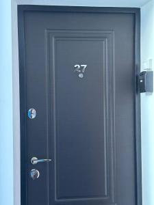 uma porta preta com o número nela em Tatiana apartment em Chisinau