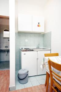 Kuchyňa alebo kuchynka v ubytovaní Apartments by the sea Drvenik Donja vala, Makarska - 6701 + 37 fotografií