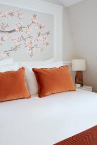 Postel nebo postele na pokoji v ubytování 2 Chesham Hotel