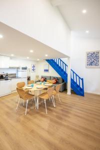 sala de estar con mesa y sillas y escalera en Casa Azul - Belle maisonnette colorée - Garibaldi, en Lyon