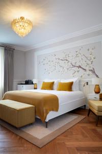 ein Schlafzimmer mit einem großen Bett und einem Kronleuchter in der Unterkunft 2 Chesham Hotel in London