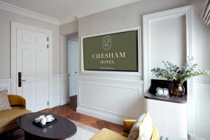 een woonkamer met een bank en een tafel bij 2 Chesham Hotel in Londen
