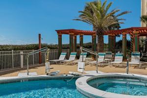 una piscina con sillas y un cenador en The Pearl 404, en Navarre