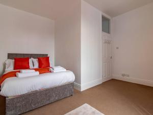 Uma cama ou camas num quarto em Pass the Keys Large property - ideally located
