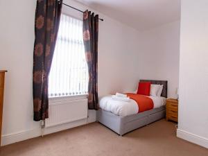 Uma cama ou camas num quarto em Pass the Keys Large property - ideally located