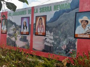 un murale sul lato di un edificio con immagini di persone di Habitación Dibulla la Guajira a Dibulla