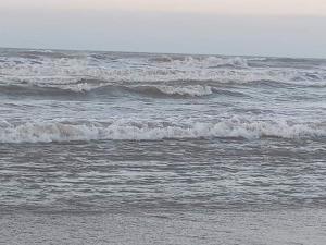 un gruppo di onde nell'oceano su una spiaggia di Habitación Dibulla la Guajira a Dibulla