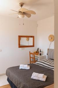 Un pat sau paturi într-o cameră la VILLA VISTA iFACH - RENTCAR