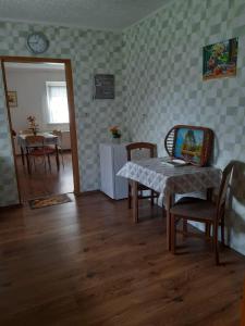 ein Zimmer mit einem Tisch und Stühlen sowie einem Esszimmer in der Unterkunft Ferienwohnung Reepschläger in Papendorf