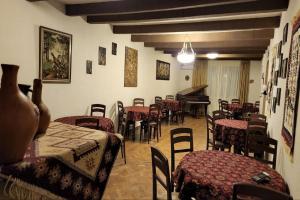 un restaurante con mesas, sillas y un piano en Home25 en Tiflis