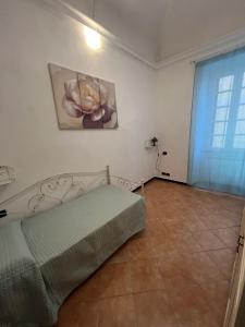 een slaapkamer met een bed en een schilderij aan de muur bij La Casa di Franci in Levanto