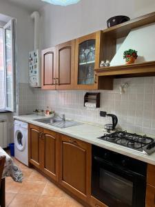 een keuken met een spoelbak en een fornuis bovenste oven bij La Casa di Franci in Levanto