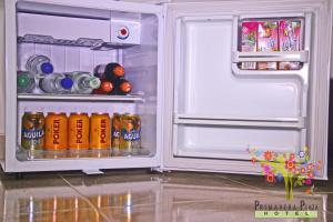 una nevera abierta llena de bebidas y refrescos en Hotel Primavera Plaza, en Melgar