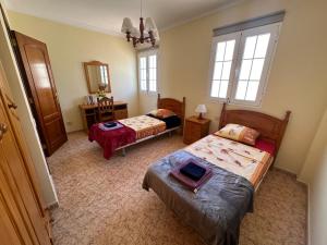 um quarto com 2 camas e um espelho em P&A Apartment em Playa del Burrero