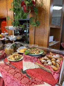 un buffet avec des assiettes de nourriture sur une table dans l'établissement Hotel Cercone, à Caramanico Terme