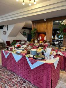 una mesa larga con platos de comida. en Hotel Cercone, en Caramanico Terme