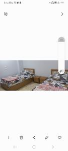 um quarto com duas mesas com roupas em Ikea flat 10 em Hurghada