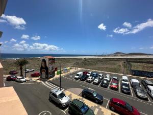 um parque de estacionamento com um monte de carros estacionados em P&A Apartment em Playa del Burrero