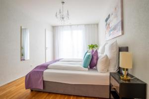 Postel nebo postele na pokoji v ubytování Special EiNSTEiN II Apartment Basel, Messe Kleinbasel 10-STAR