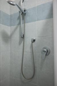 y baño con ducha con cabezal de ducha. en Ostello Città di Rovereto, en Rovereto