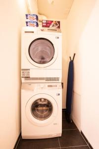 巴塞爾的住宿－Special EiNSTEiN II Apartment Basel, Messe Kleinbasel 10-STAR，小房间里的洗衣机和烘干机