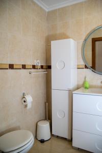 une salle de bain avec toilettes, lavabo et miroir dans l'établissement Bungalow à Orihuela Costa en Espagne, à Orihuela