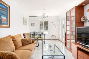 a living room with a couch and a glass table at Reliquia 3 in Novo Sancti Petri