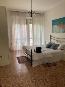 een slaapkamer met een bed met een rugzak erop bij Appartamento giardino in Rapallo
