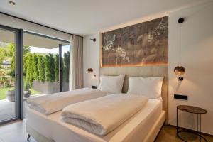 1 dormitorio con cama y ventana grande en Domizil Sonnengold, en Castelbello