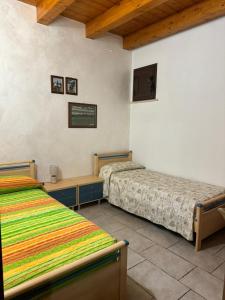 een kamer met 2 bedden in een kamer bij Desiree Casa Vacanze in Avola