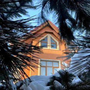 une maison avec une fenêtre dans la neige dans l'établissement Villa Hills, à Chimgan