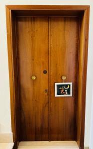 eine Holztür mit einem Bild darauf in der Unterkunft Nuovo appartamento Castiglione in Castiglione della Pescaia