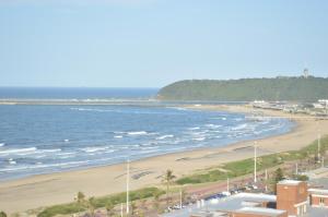 Elle offre une vue sur la plage et l'océan. dans l'établissement Sea view short stay home, à Durban