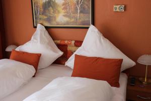Postel nebo postele na pokoji v ubytování Legend Hotel