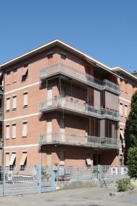 um edifício de tijolos com varandas ao lado em Guest House Gobetti em Reggio Emilia