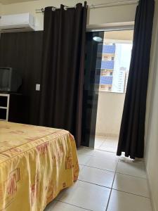ein Schlafzimmer mit einem Bett und einem schwarzen Vorhang in der Unterkunft THERMAS DO BANDEIRANTE in Caldas Novas