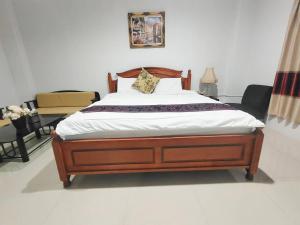 sypialnia z dużym łóżkiem z białą pościelą w obiekcie the rich room ห้องพักนครราชสีมาใกล้เซ็นทรัล w mieście Ban Pra Dok
