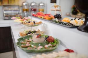 乌贝拉巴哈瓦那皇宫酒店 的自助餐,在柜台上供应几盘食物