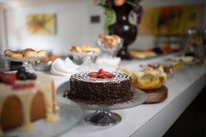 乌贝拉巴哈瓦那皇宫酒店 的一张桌子,上面放着巧克力蛋糕和其他甜点 更多32张照片
